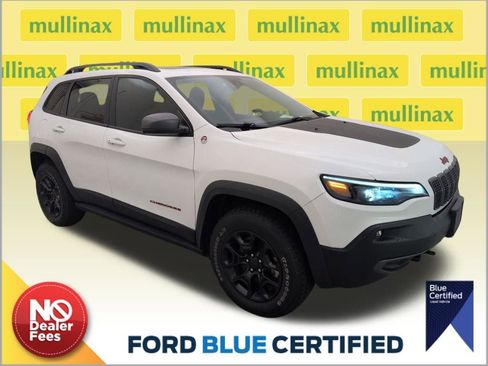 Used 2020 Jeep Cherokee Trailhawk image 1