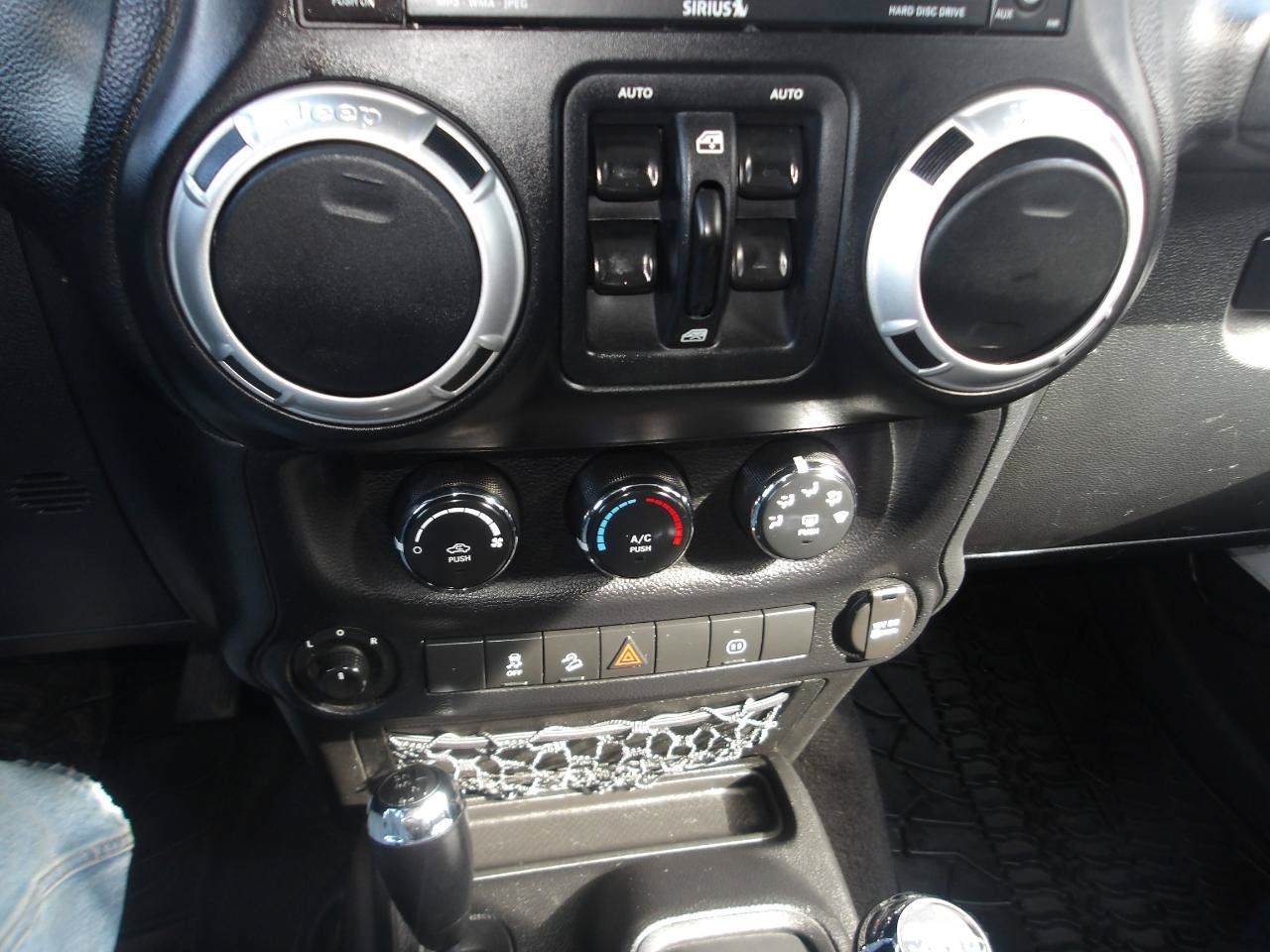 Used 2012 Jeep Wrangler Unlimited Sahara w/ Connectivity Group AWD/4WD image 19