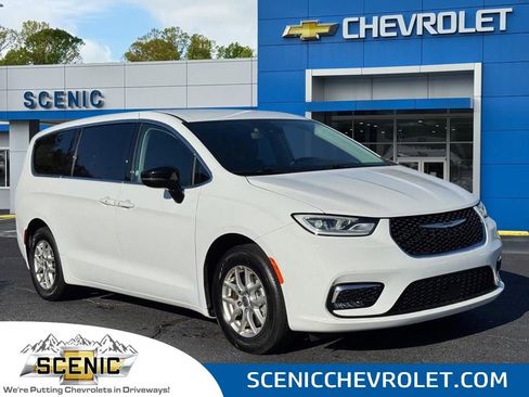Used 2024 Chrysler Pacifica Touring-L image 1