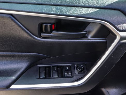 Used 2022 Toyota RAV4 LE AWD/4WD image 31