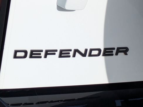 Certified 2025 Land Rover Defender 110 X-Dynamic SE image 33
