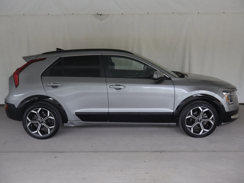 Used 2024 Kia Niro SX Touring FWD image 6