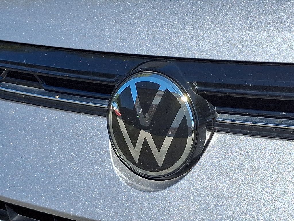Used 2025 Volkswagen Taos SE FWD image 5