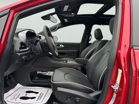 New 2026 Chrysler Pacifica Limited w/ Uconnect Theater Family Group image 25