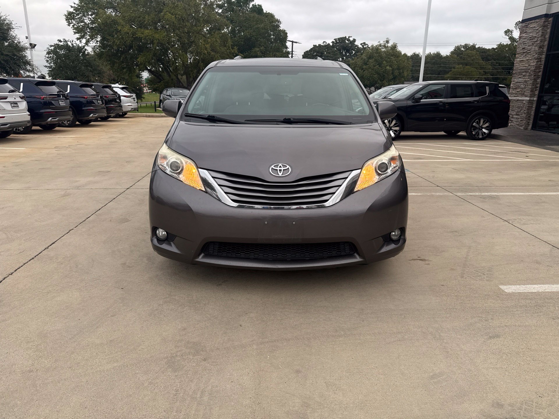 Used 2015 Toyota Sienna XLE w/ XLE Navigation Package FWD image 2