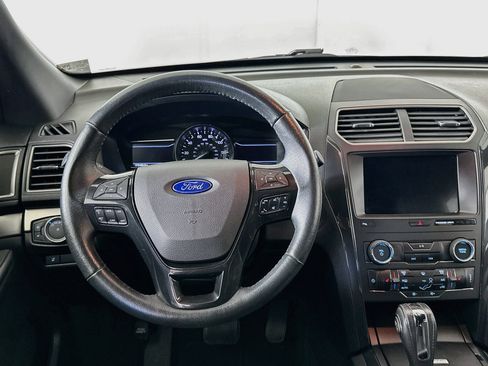 Used 2018 Ford Explorer XLT w/ Equipment Group 202A FWD image 18