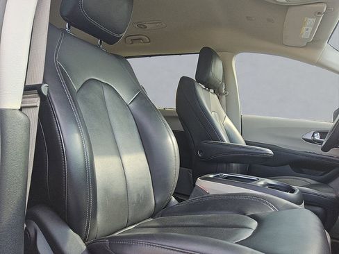 Used 2023 Chrysler Pacifica Touring-L image 30