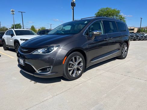 Used 2018 Chrysler Pacifica Limited w/ Tire & Wheel Group FWD image 5