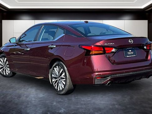 Used 2023 Nissan Altima 2.5 SV w/ SV Premium Package FWD image 4