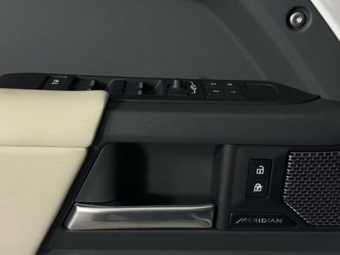 Used 2024 Land Rover Defender 110 X-Dynamic SE image 12