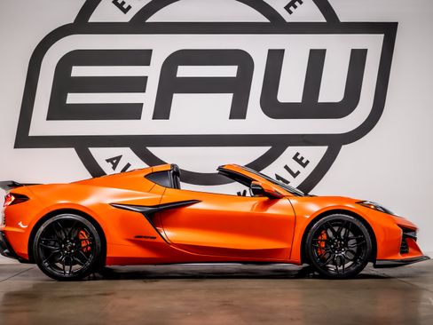 Used 2025 Chevrolet Corvette Z06 w/ Stealth Interior Trim Package RWD image 8