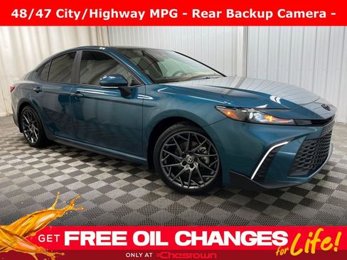 Used 2025 Toyota Camry SE image 1