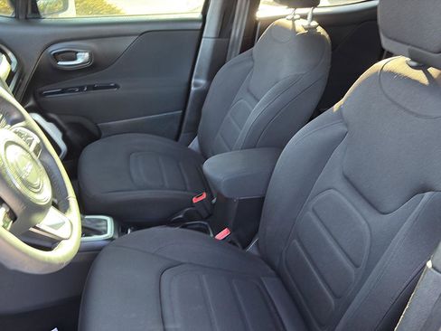 Used 2019 Jeep Renegade Latitude w/ Popular Equipment Group image 11