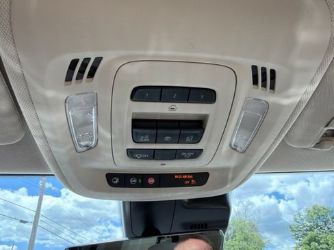 Used 2023 Buick Envision Avenir AWD/4WD image 37