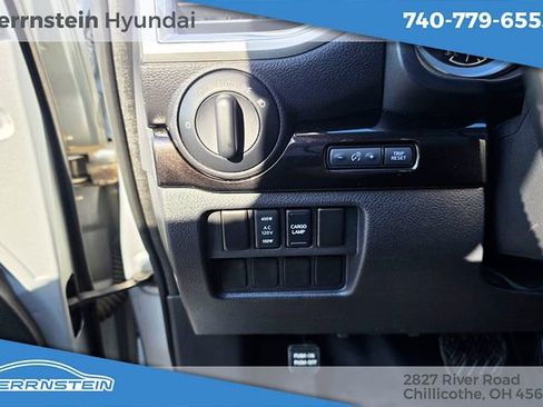 Used 2018 Nissan Titan SV AWD/4WD image 17