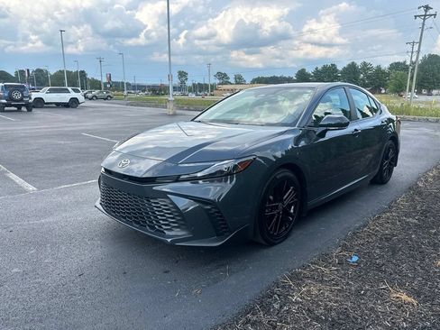 Used 2025 Toyota Camry SE FWD image 4