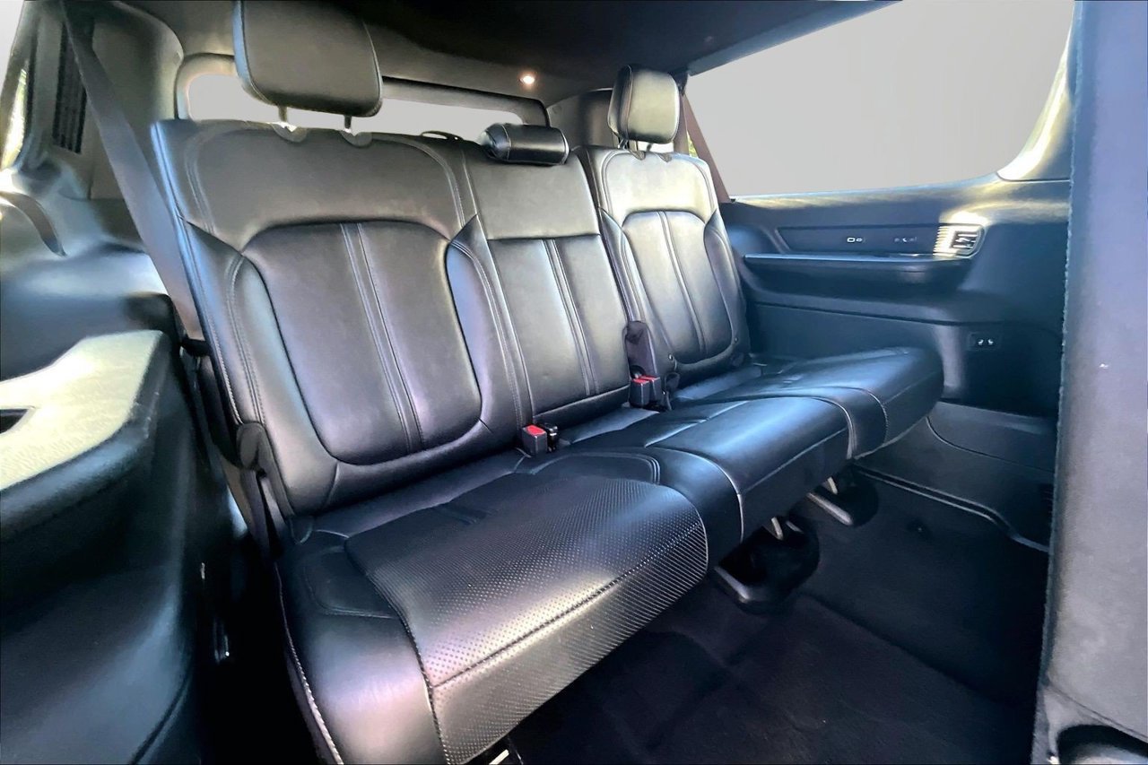 Certified 2024 Jeep Wagoneer L Series II AWD/4WD image 24