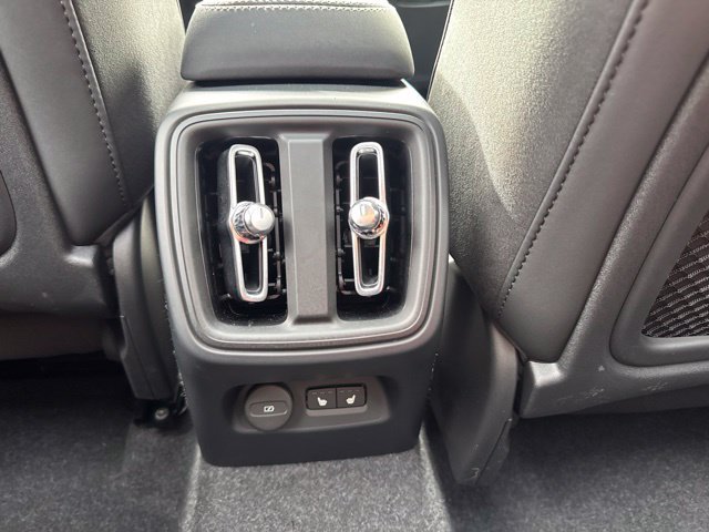 Certified 2025 Volvo XC40 B5 Plus AWD/4WD image 14