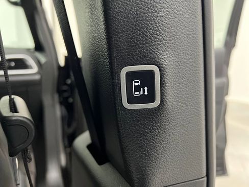 Used 2025 Chrysler Pacifica Limited image 25