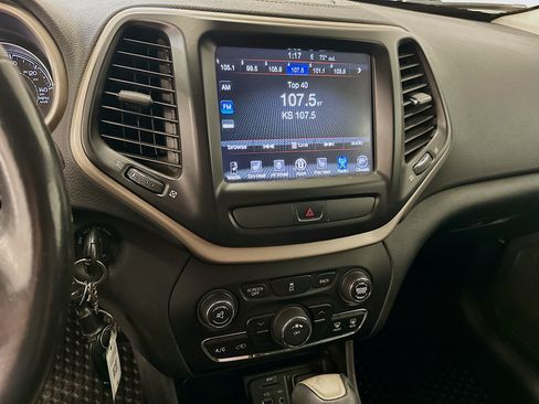 Used 2016 Jeep Cherokee Latitude w/ Cold Weather Group AWD/4WD image 25