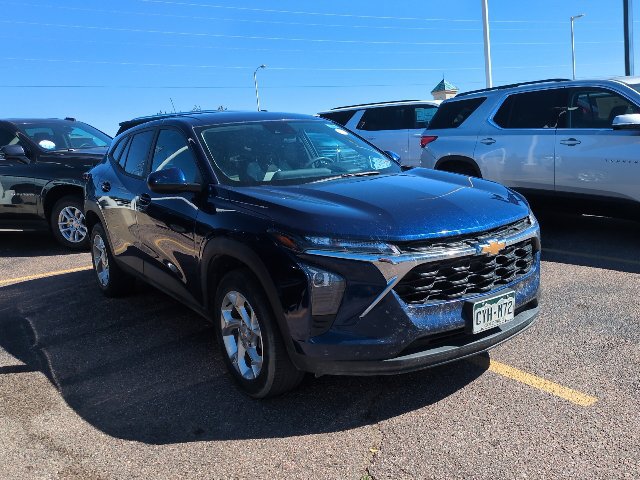 Used 2024 Chevrolet Trax LS w/ LS Convenience Package FWD image 3
