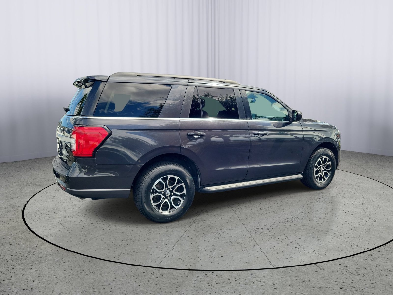 Used 2024 Ford Expedition XLT RWD image 2