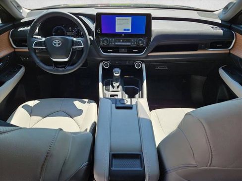 Used 2025 Toyota Grand Highlander AWD image 15