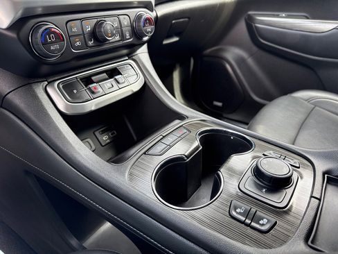 Used 2023 GMC Acadia SLT image 34