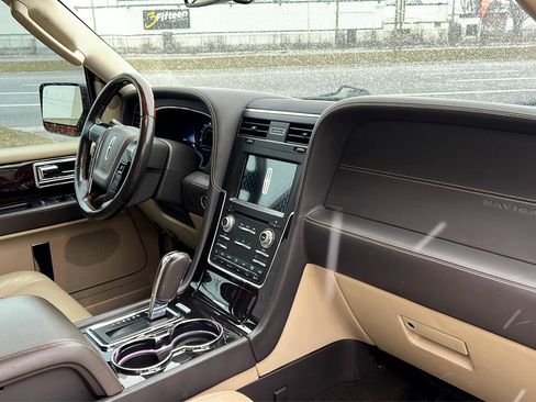 Used 2016 Lincoln Navigator Reserve image 15
