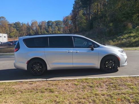 New 2026 Chrysler Pacifica Select w/ S Appearance Package image 14