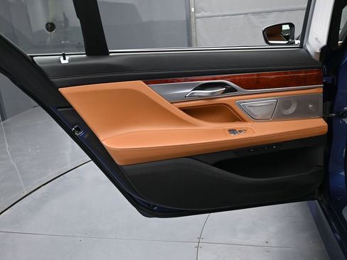 Used 2022 BMW ALPINA B7 xDrive w/ Luxury Rear Seating Package image 27