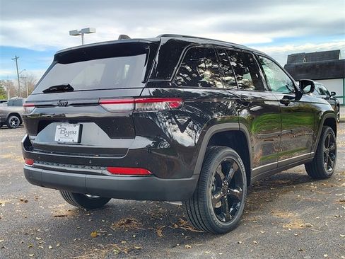New 2025 Jeep Grand Cherokee Altitude image 8