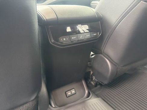 Used 2025 Toyota Highlander XLE image 20