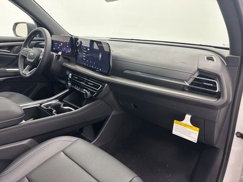 New 2026 Chevrolet Traverse LT w/ Sun and Wheel Package FWD image 29