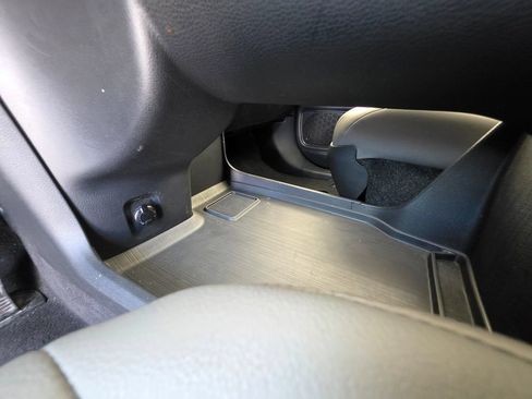 Used 2026 Toyota Sienna XLE FWD image 58