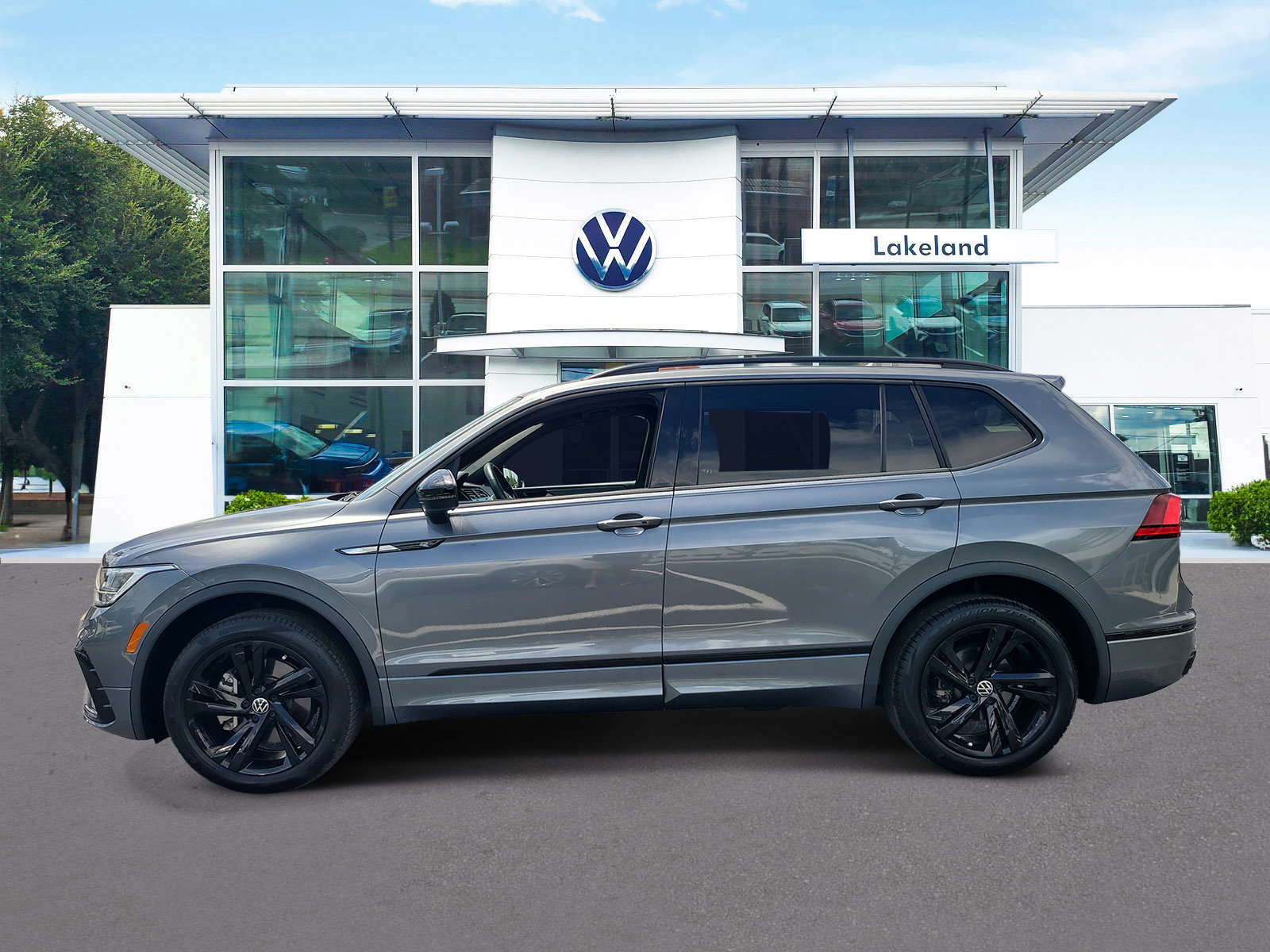 Used 2023 Volkswagen Tiguan SE R-Line FWD image 5