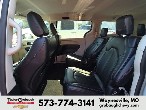 Used 2023 Chrysler Pacifica Touring-L FWD image 12