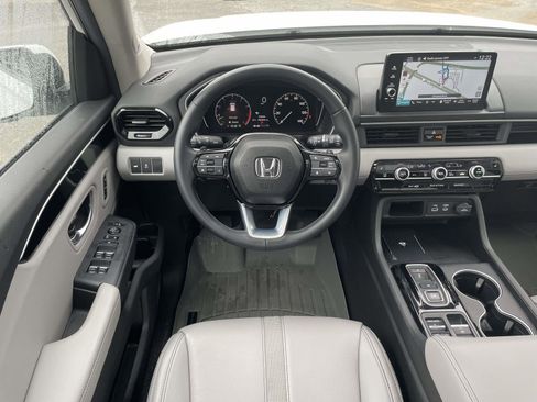 Certified 2025 Honda Pilot Touring image 7