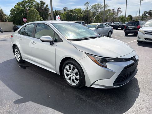 Used 2023 Toyota Corolla LE image 7