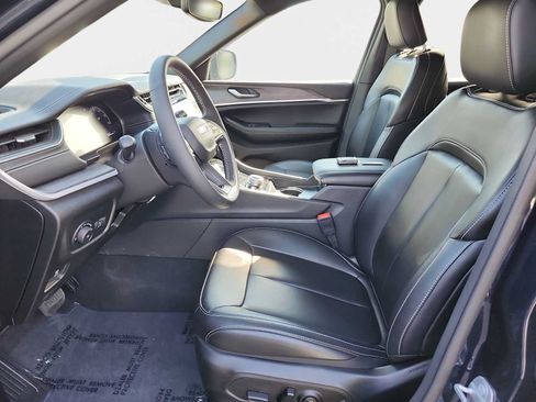 Used 2024 Jeep Grand Cherokee Limited w/ Black Appearance Package AWD/4WD image 11