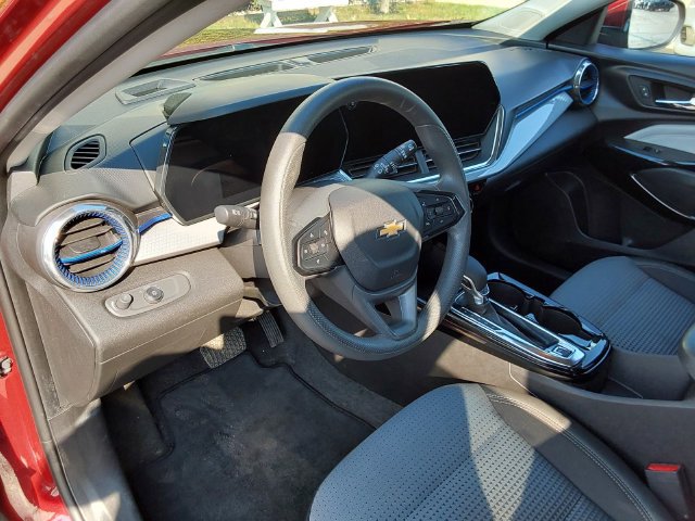 Used 2025 Chevrolet Trax LT FWD image 19