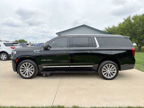 Used 2021 GMC Yukon XL Denali AWD/4WD image 3