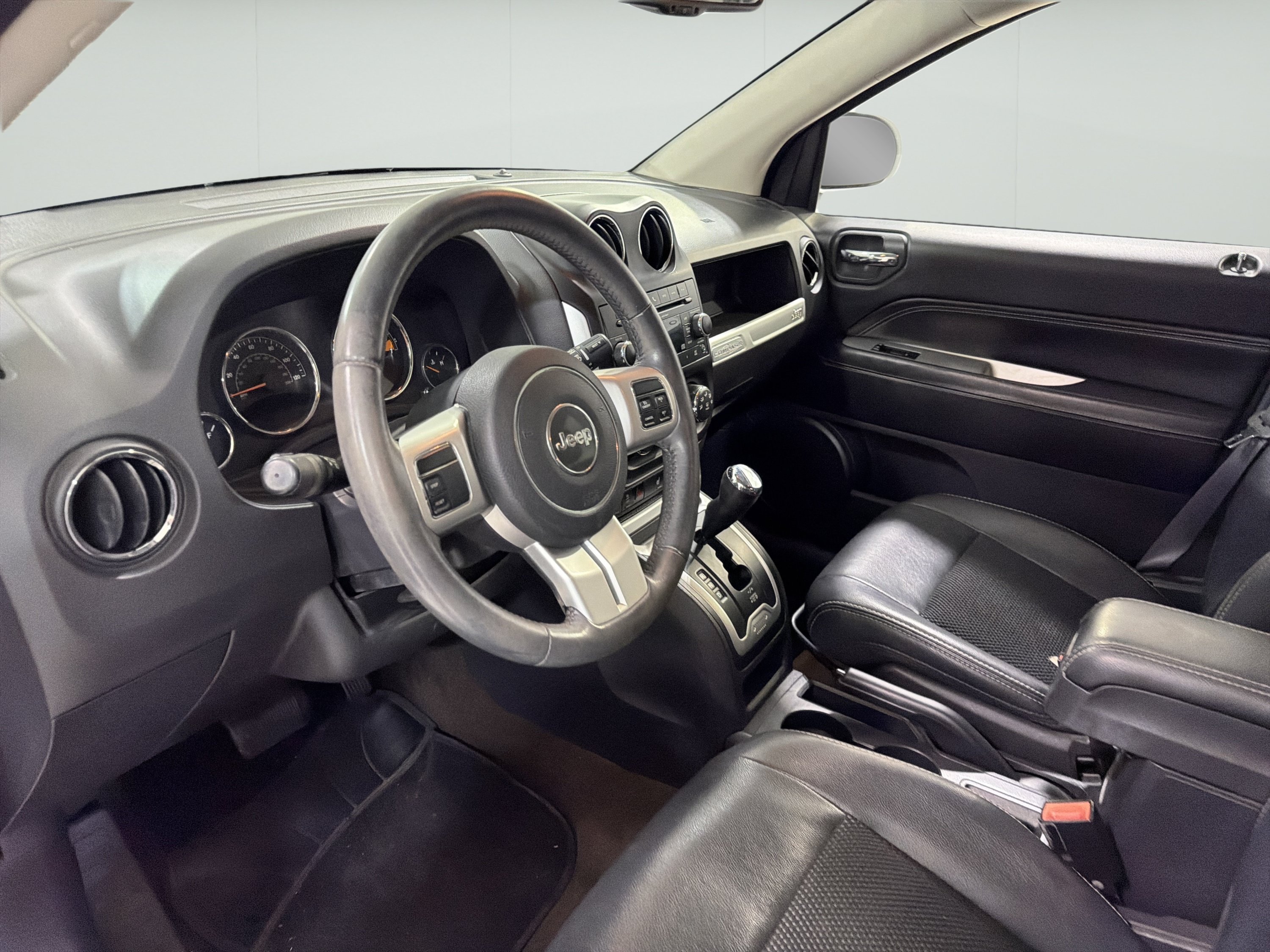 Used 2016 Jeep Compass Latitude FWD image 10