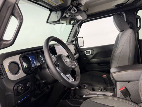 Used 2025 Jeep Wrangler Unlimited Sahara image 25