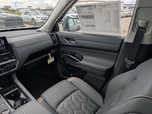 New 2026 Nissan Pathfinder Platinum w/ Cargo Package AWD/4WD image 11