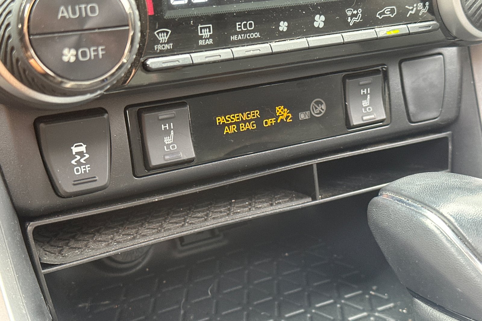 Used 2021 Toyota RAV4 SE w/ Weather & Moonroof Package AWD/4WD image 31