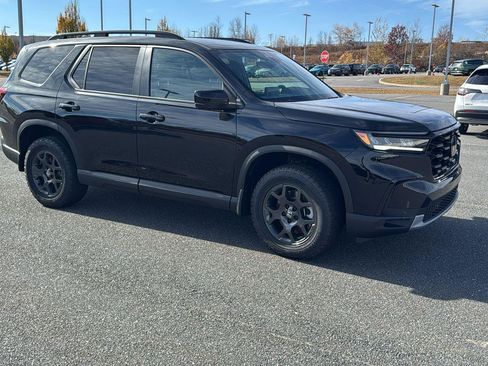 New 2025 Honda Pilot TrailSport image 2