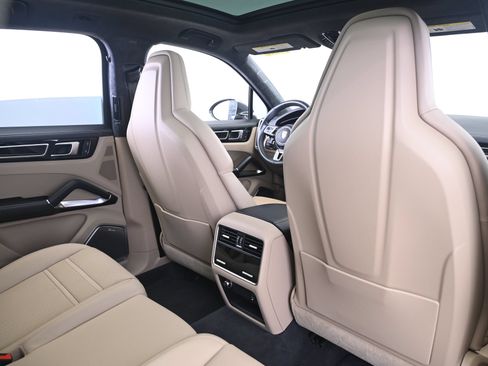 Certified 2023 Porsche Cayenne Turbo AWD/4WD image 17