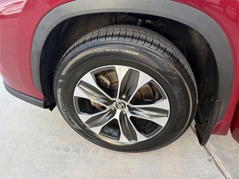 Certified 2022 Toyota Highlander XLE image 32