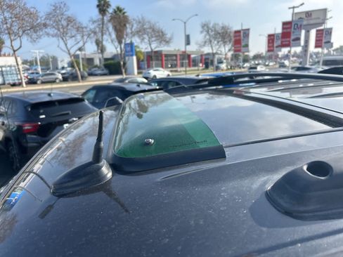 Used 2005 Chevrolet Avalanche Z71 w/ Sun And Sound Package image 15